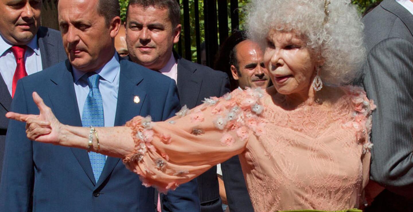 María del Rosario Cayetana Fitz-James Stuart y Silva o, como se le conoce, Cayetana de Alba, fue la persona que más títulos nobiliarios atesoró en el mundo, según el libro Guinness Records.