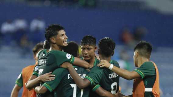 La Selección de Bolivia Sub-17 celebrando uno de sus goles frente a Perú en el Sudamericano. Foto: Conmebol