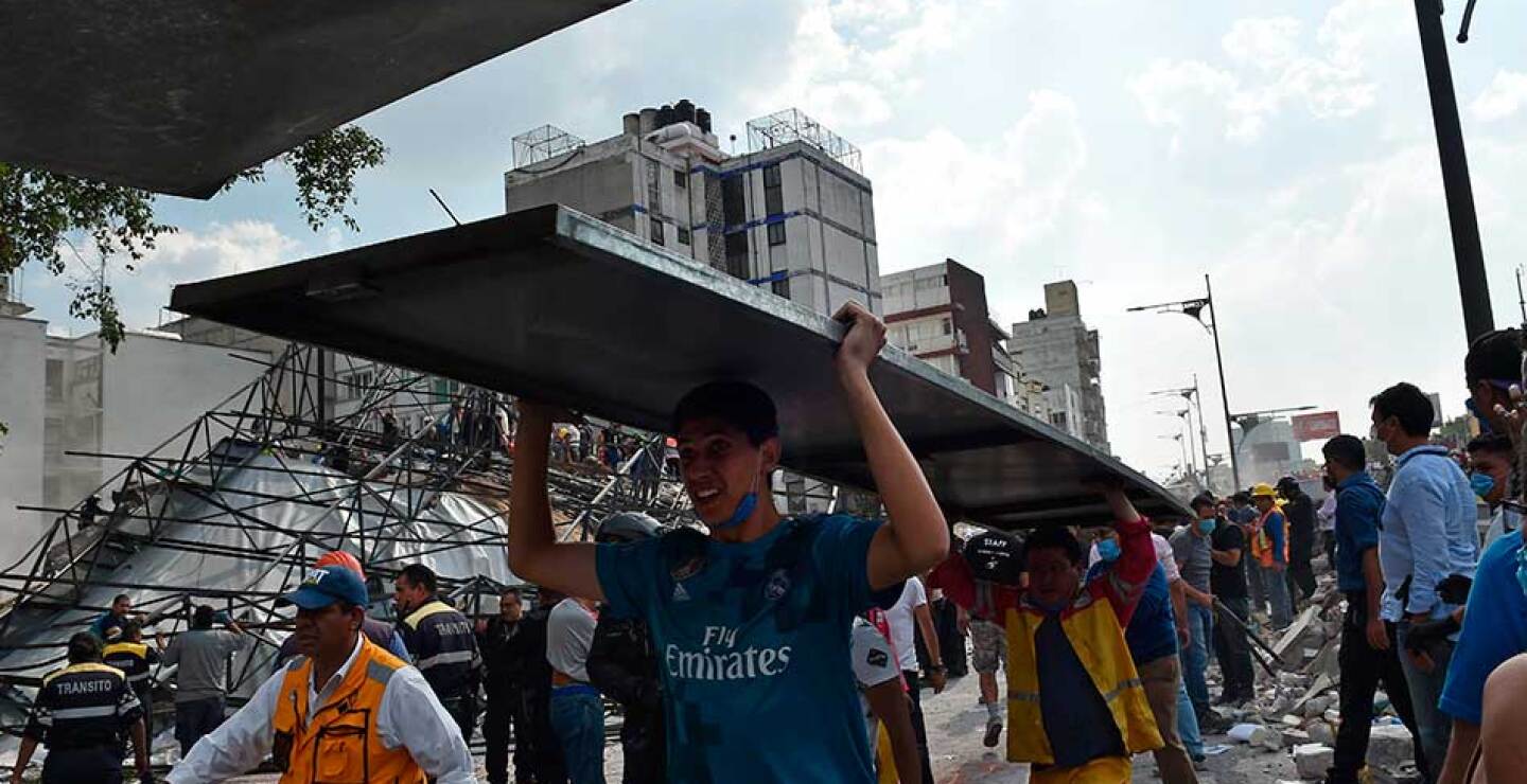 Grandes piezas de escombros son retiradas en un trabajo conjunto.