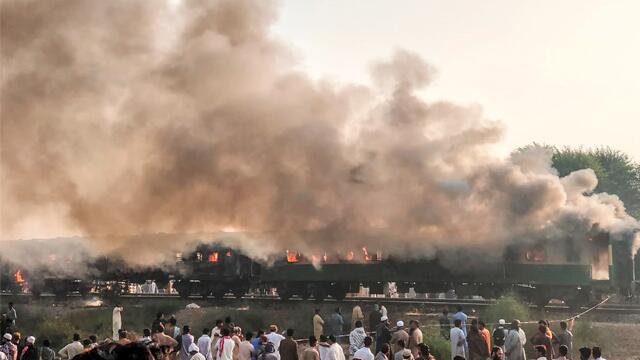 Al menos 73 muertos y 40 heridos deja explosión en un tren de Pakistán