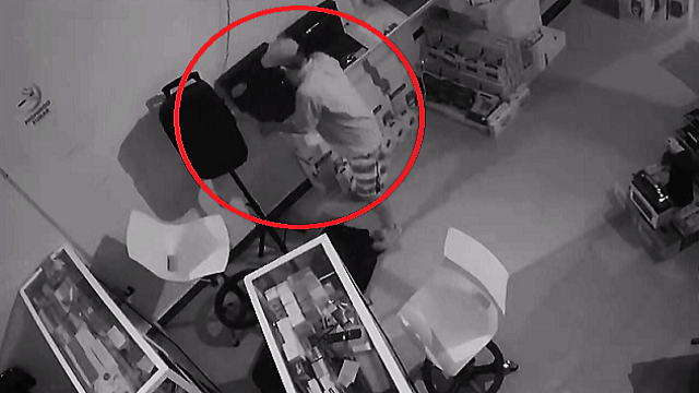 Cámara captó a ladrón que entró a local de celulares usando una cizalla y robó millonario botín