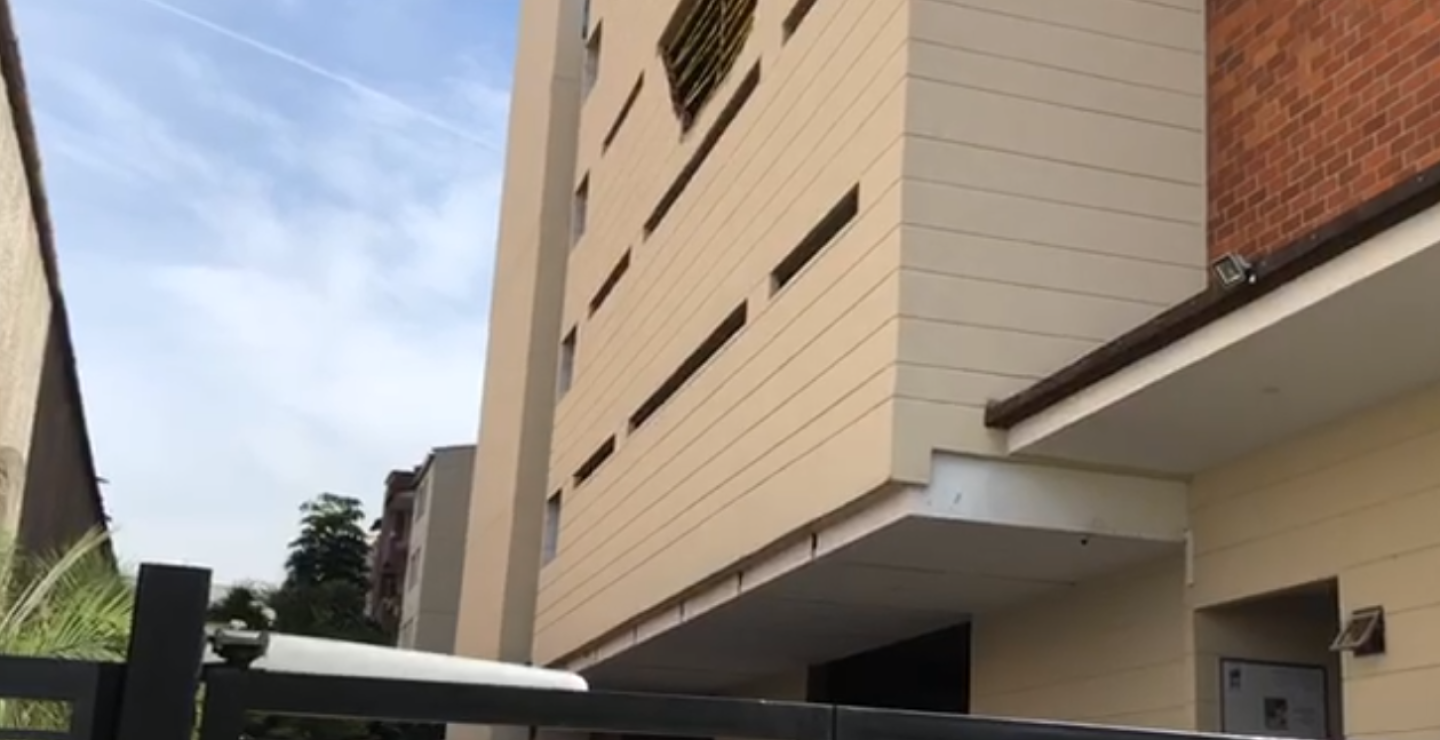 340794_El vehículo cayó del cuarto piso de un parqueadero. / Foto Captura de video