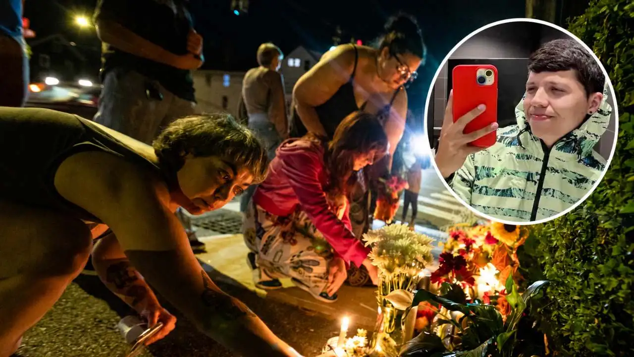 Photo: bluradio.com Personas colocan flores y velas en un altar improvisado en la calle por la muerte del joven colombiano Johan Sebastián