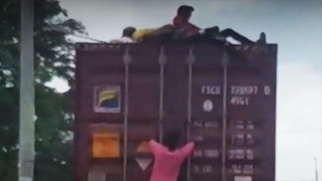 Tres hombres se subieron a camión en movimiento y así acabó uno tras golpearse con rama de un árbol