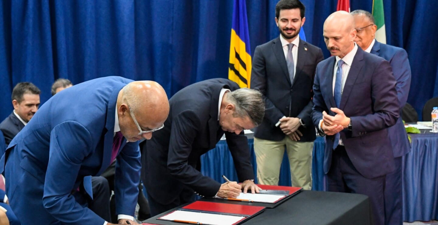 Gobierno de Venezuela firma acuerdo con garantes
