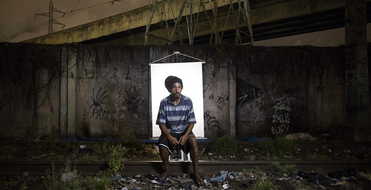 Sancler Rodrigues, de 32 años, pidió prestada una remera de fútbol a uno de sus amigos antes de posar. "Pensé que mi vieja camiseta negra no se vería bien en tu foto", dijo.