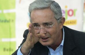 El gesto de Álvaro Uribe al escuchar a la jueza hablar de sus hijos El gesto de Álvaro Uribe al escuchar a la jueza hablar de sus hijos