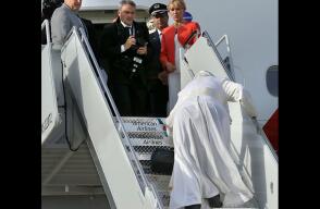 El papa Francisco, quien a raíz de un tropezón en la escalerilla de su avión trascendió que sufre de la cadera, culmina su última etapa de la gira por Estados Unidos. 
