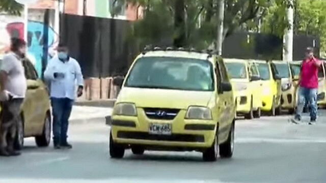 Entrega de ayudas a taxistas en Cali por cuarentena provoca aglomeraciones y largas filas de carros
