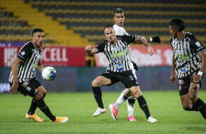 Acción de juego entre Fortaleza y Once Caldas por la octava jornada de la Liga BetPlay II-2026.
