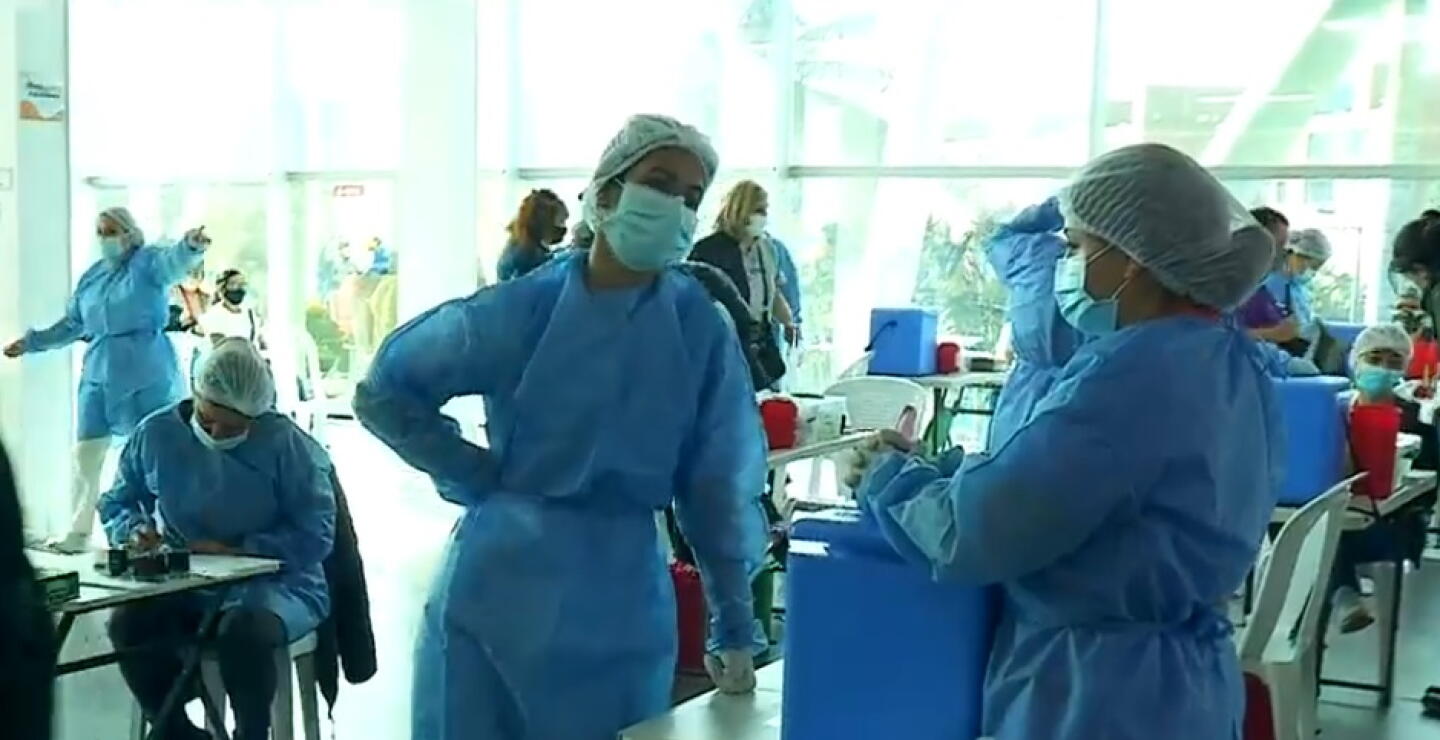 En Bogotá ahora escasean personas para recibir vacuna COVID: ¿qué se hace para no perder las dosis?