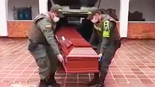 No llevaban ningún muerto: policías se llevan tremenda sorpresa al revisar un ataúd 
