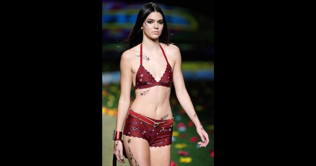 Extravagante Kendall Jenner Sorprende Con Un Tatuaje En Los Labios