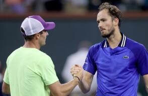 Daniil Medvedev y Tommy Paul, se saludan en la red, tras su partido en semifinales de Indian Wells Daniil Medvedev y Tommy Paul, se saludan en la red, tras su partido en semifinales de Indian Wells