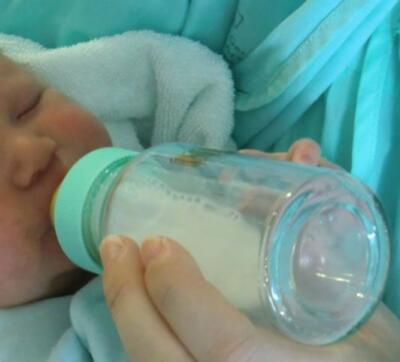 Bebé tomando tetero 