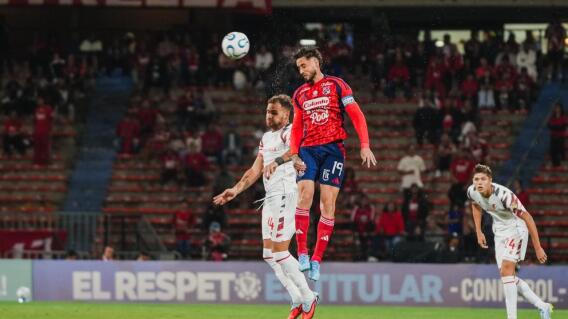 Acción de juego entre Medellín y Estudiantes de la Plata en el Atanasio Girardot.