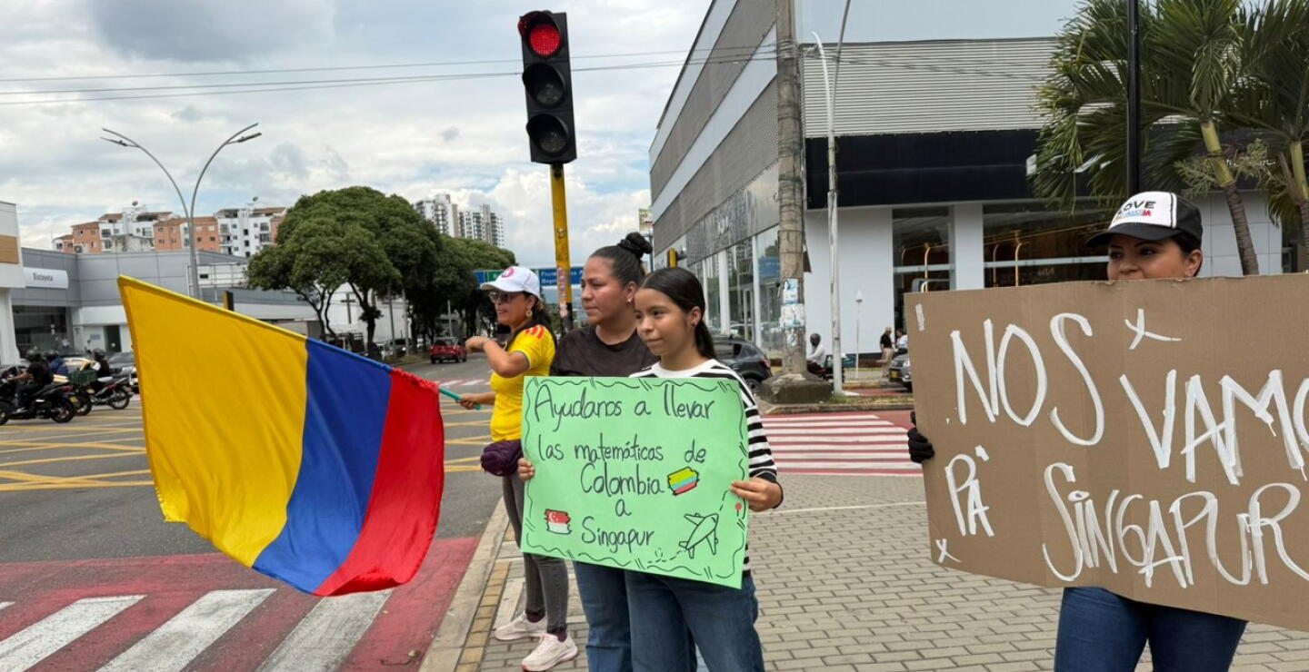 Danna Sofía y su familia recorren semáforos de Bucaramanga buscando apoyo para asistir a olimpiada mundial de matemáticas.jpg