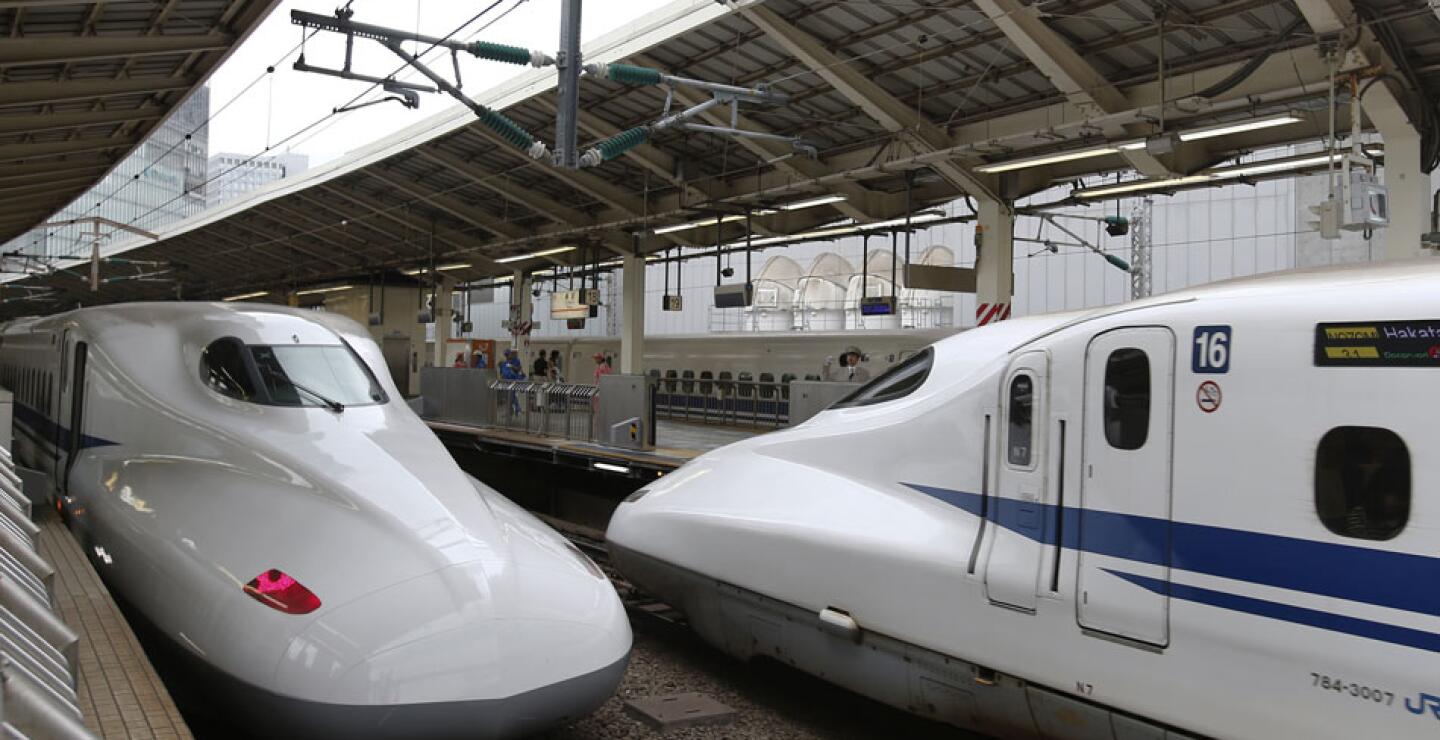  El primer tren bala, con su casi adorable morro redondeado, viajaba de Tokio a Osaka en cuatro horas, reduciendo en dos horas y media el trayecto de 513 kilómetros (319 millas).