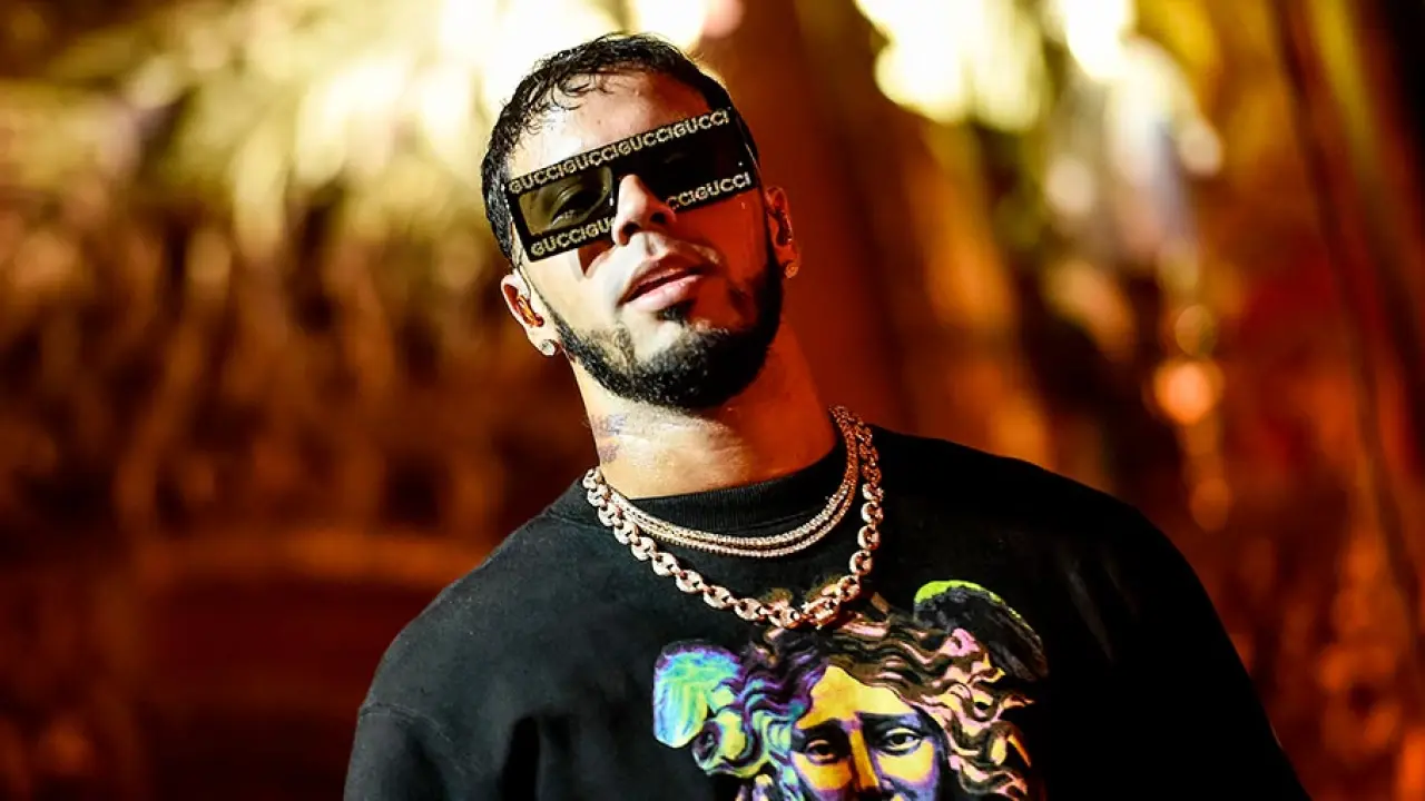 Anuel AA presume su nuevo y ostentoso collar con su rostro - CaracolTV