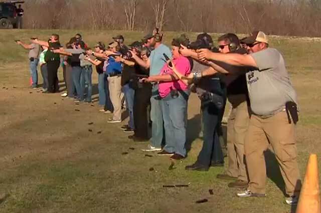 Profesores se entrenan en armas para evitar posibles ataques en colegios de Estados Unidos