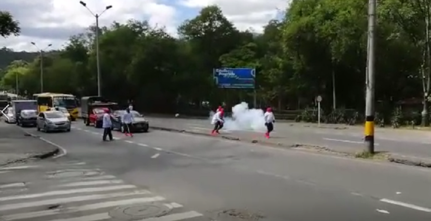 349776_BLU Radio. Encapuchado resultó gravemente herido por artefacto explosivo / Foto: Captura de video