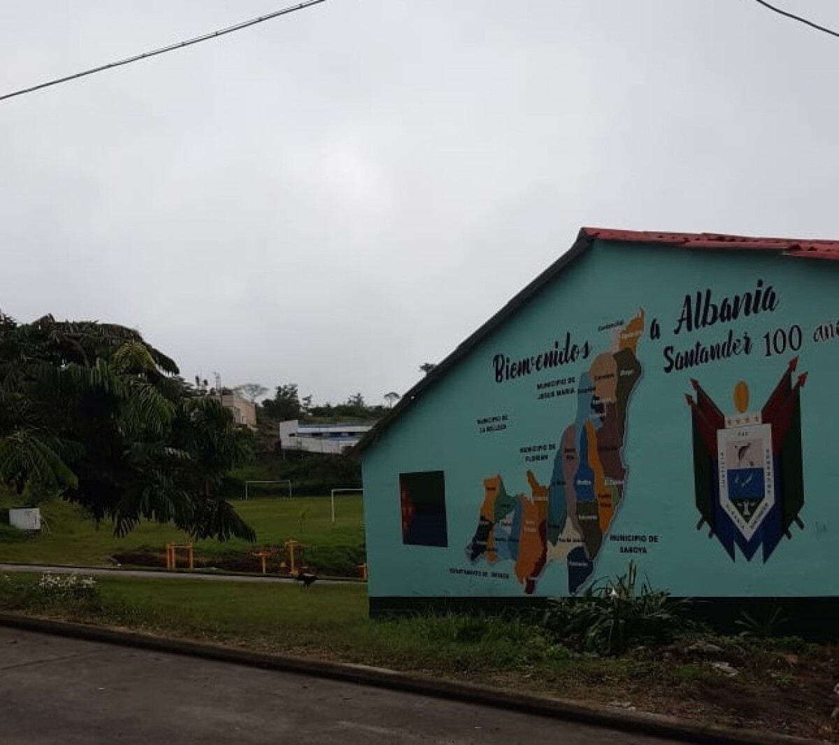 FOTO ESCUELA ALBANIA.jpg