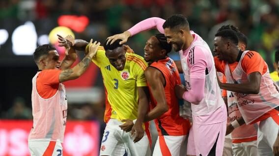 Jhon Lucumi y jugadores de la Selección Colombia