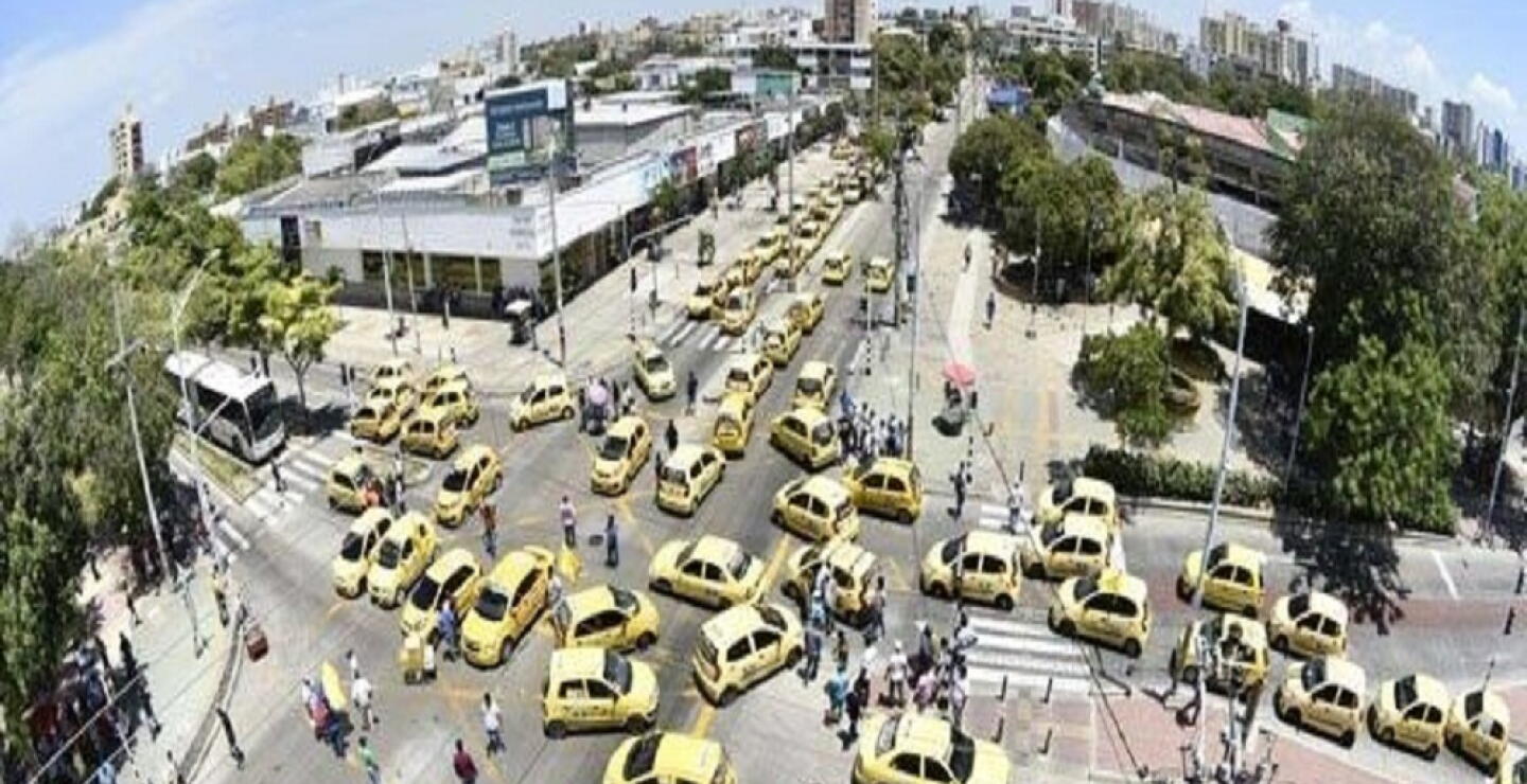 165394_La vía Murillo tuvo problemas de movilidad por el paso de la 'mancha amarilla'. Foto: twitter @transmetrobaq