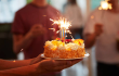 Pastel de cumpleaños en una celebración