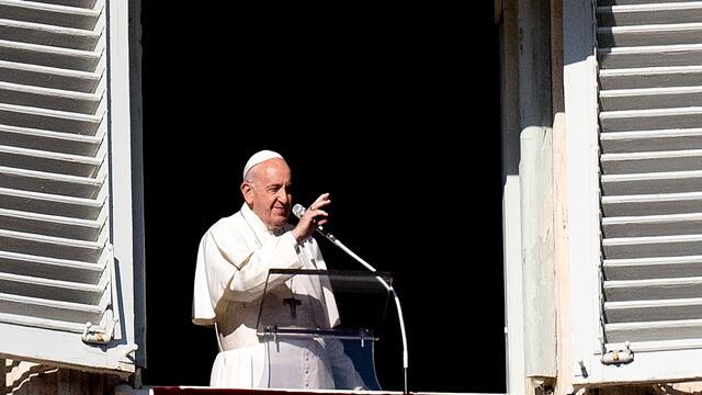 Papa Francisco invita a evitar el celular en la mesa y a restablecer la “comunicación” en familia
