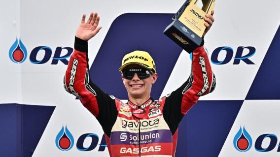 David Alonso, piloto colombiano de Moto3, celebra su victoria en el GP de Tailandia David Alonso, piloto colombiano de Moto3, celebra su victoria en el GP de Tailandia