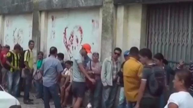 Para comprar harina de maíz o pañales, venezolanos pueden pasar días enteros haciendo fila 