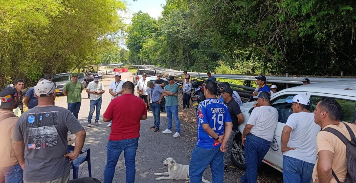Trabajadores de la empresa contratista Magnex bloquean los accesos al campo Provincia en Sabana de Torres.jpg