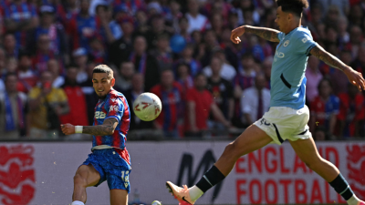 Daniel Muñoz en duelo contra Manchester City, por la Premier League.