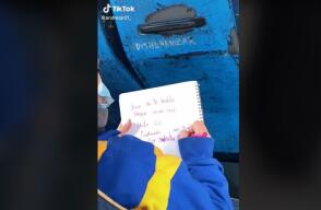 Niña escribiendo carta de desamor