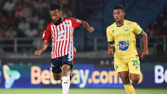 Acción de juego del partido de Junior de Barranquilla vs. Atlético Bucaramanga, en el fútbol colombiano. Acción de juego del partido de Junior de Barranquilla vs. Atlético Bucaramanga, en el fútbol colombiano.