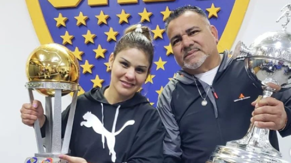 El esposo de una boxeadora murió en plena pelea mientras trabajaba como su entrenador El esposo de una boxeadora murió en plena pelea mientras trabajaba como su entrenador