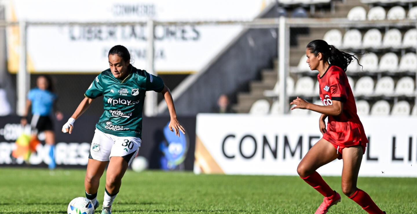 Acción de juego entre Deportivo Cali y Libertad en la Copa Libertadores femenina 2025.