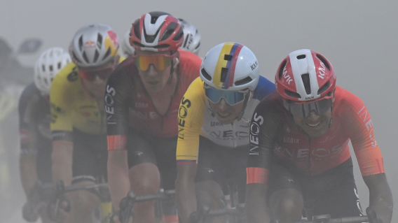 Egan Bernal (INEOS Grenadiers), el mejor ciclista colombiano de la clasificación general, junto a Brandon Rivera, su gregario