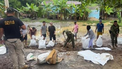Armada despliega apoyo en Córdoba por inundaciones en el Caribe: construyen barreras de contención