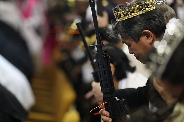 Con sus fusiles AR-15 bajo el brazo, feligreses celebran misa en Estados Unidos