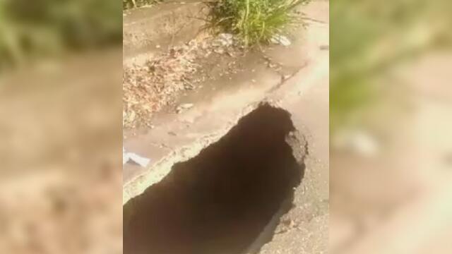 Enorme hueco se abrió en una vía de Floridablanca: “¿Están esperando que se caiga todo?” Enorme hueco se abrió en una vía de Floridablanca: “¿Están esperando que se caiga todo?”