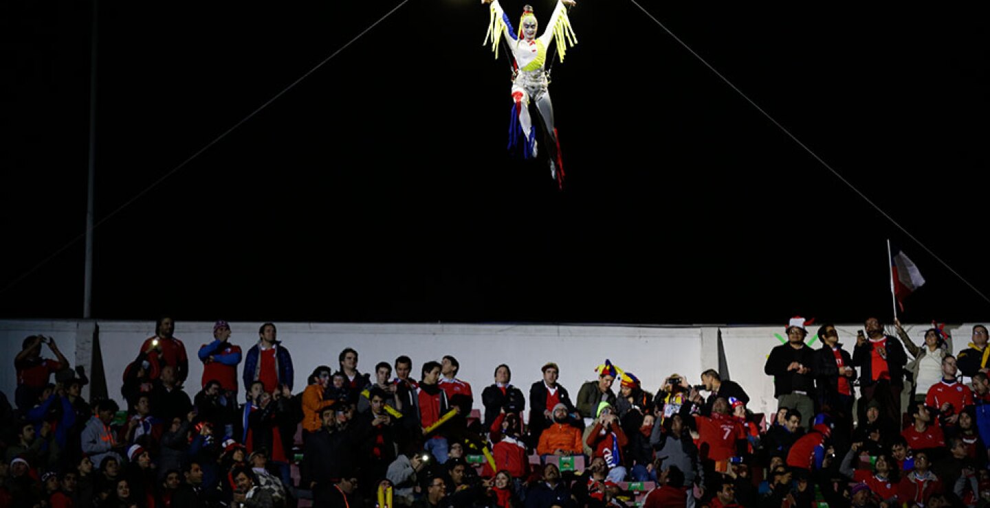 El momento más emotivo de toda la ceremonia se lo llevó la entrada de doce gigantescos globos de helio de los que pendían unas estilizadas bailarinas aladas.