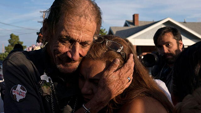 Cientos de personas acompañaron a un hombre que enviudó por el tiroteo en El Paso