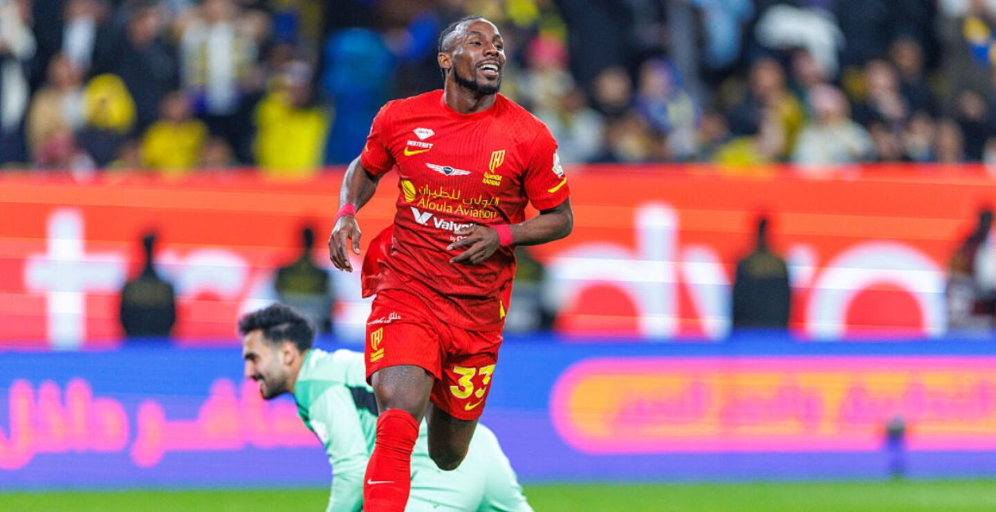 Julián Quiñones celebra su gol con Al-Qadisiya en juego frente al Al Nassr.