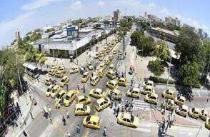165394_La vía Murillo tuvo problemas de movilidad por el paso de la 'mancha amarilla'. Foto: twitter @transmetrobaq