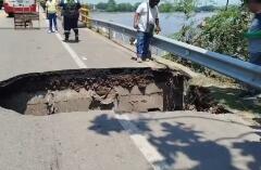 Pérdida de banca en el puente Guillermo Gaviria que conecta a Santander con Antioquia.jpg