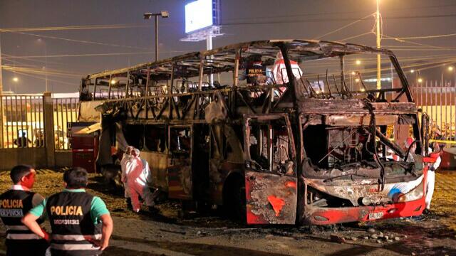 Veinte personas murieron en incendio de bus que estaba a punto de salir de terminal en Perú Veinte personas murieron en incendio de bus que estaba a punto de salir de terminal en Perú