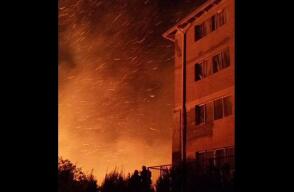Cerca de 7.000 personas que fueron evacuadas en la tarde de ayer viernes debido al incendio que se declaró en una zona cercana a las ciudades de Valparaíso y Viña del Mar, en el litoral central de Chile, han vuelto a sus hogares pese a que el fuego sig