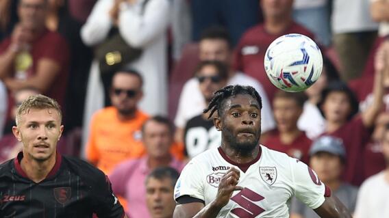 Duván Zapata en duelo contra Salernitana, por Serie A de Italia. Duván Zapata en duelo contra Salernitana, por Serie A de Italia.